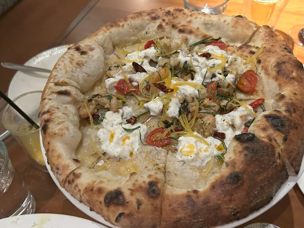 FIG＆OLIVE小エビとチーズのピザ