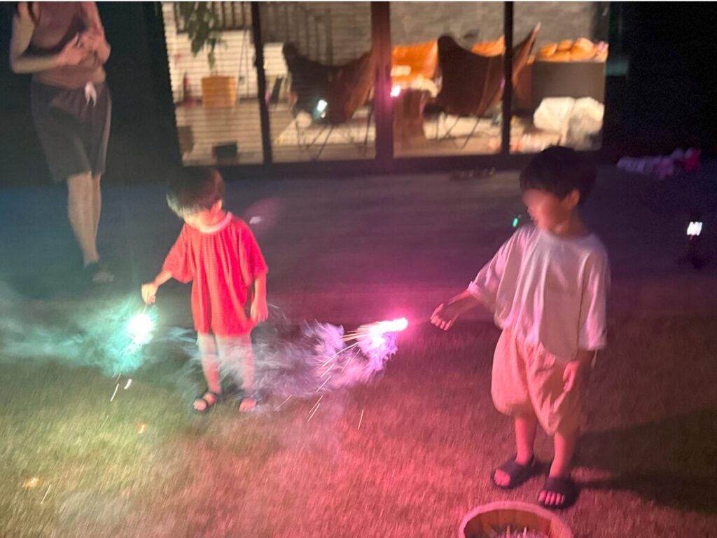 花火を楽しむ