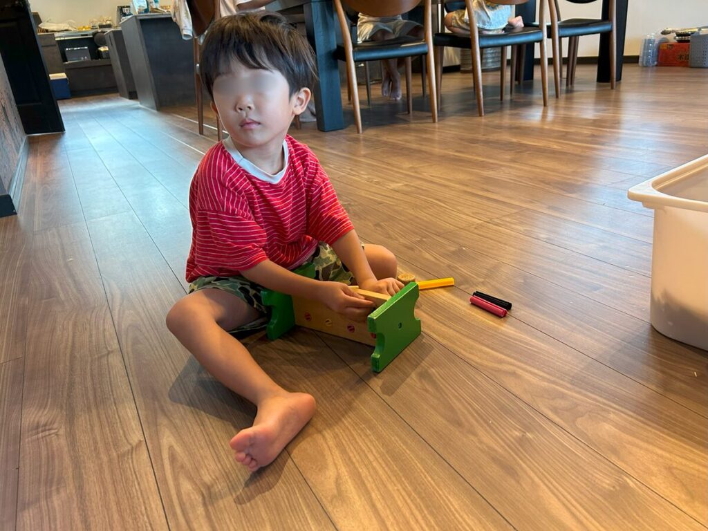 組み立ておもちゃで遊ぶ