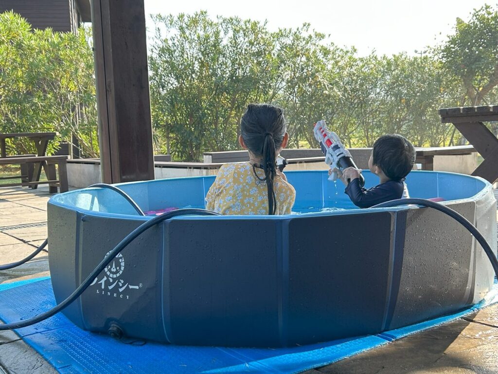 子ども用プールで遊ぶ