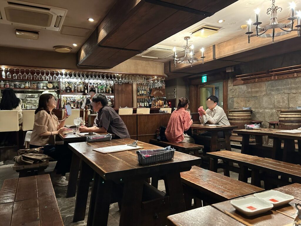 隠れ家ビストロ店内