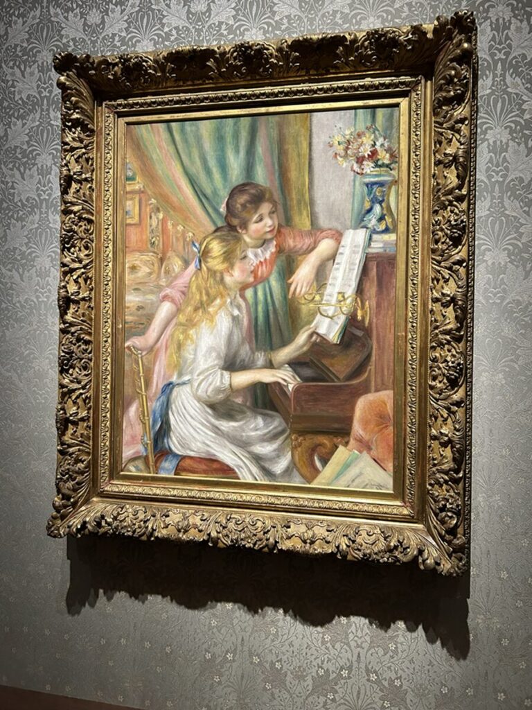 ピアノを弾く少女たち