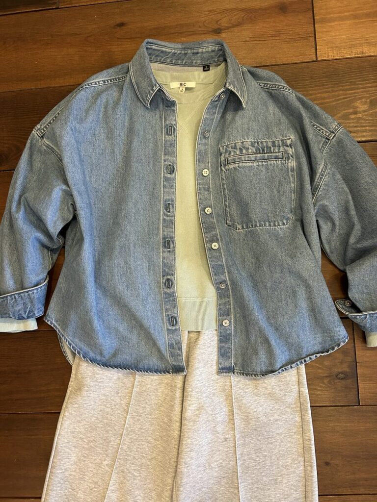 セーターとスウェットとデニムシャツ