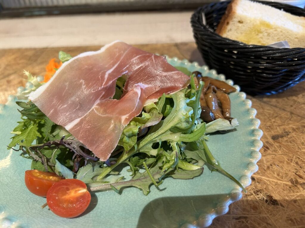 レストラン"RIDE" サラダとフォカッチャ