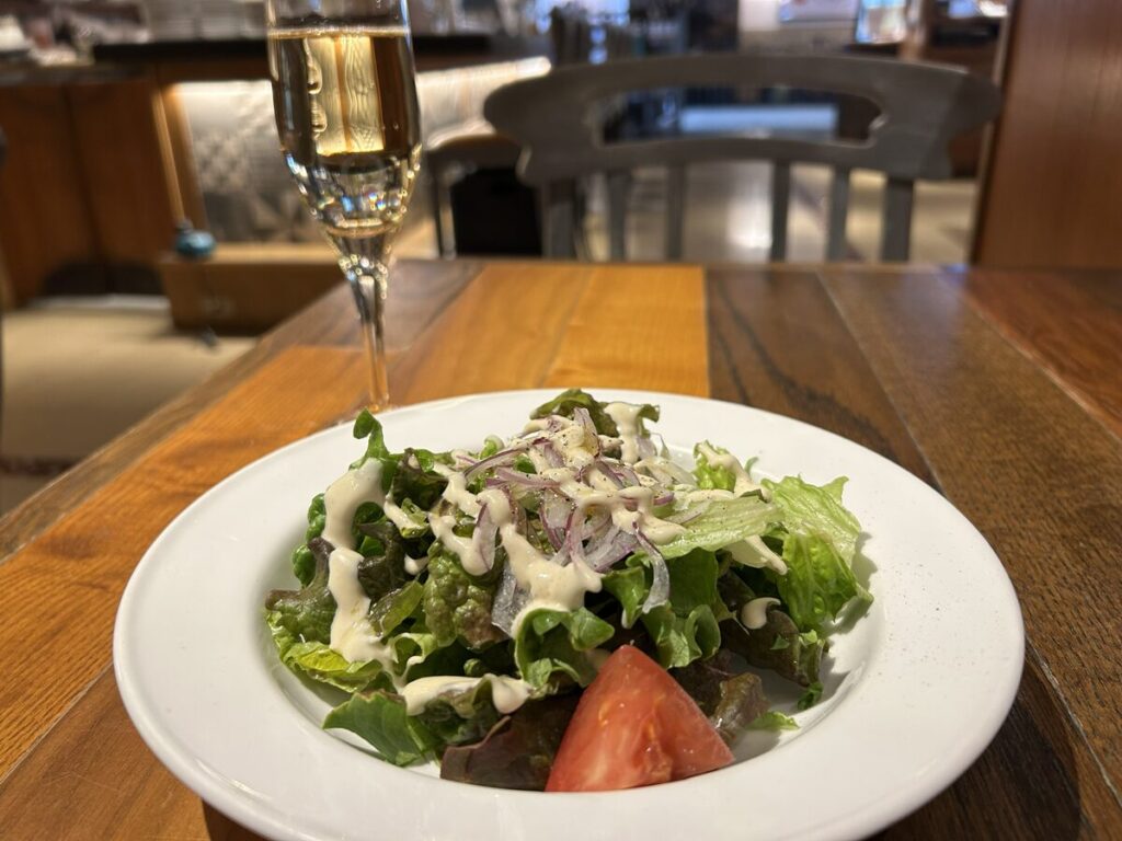 サラダとスパークリングワイン