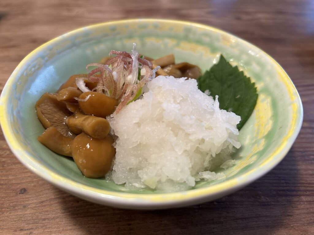 中鉢になめこおろし