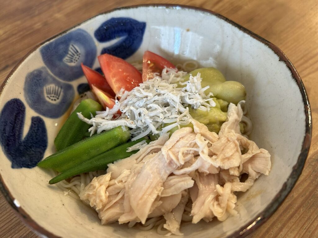 花柄の鉢に素麺
