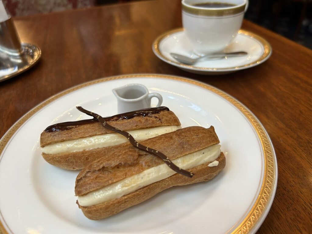エクレアとコーヒー