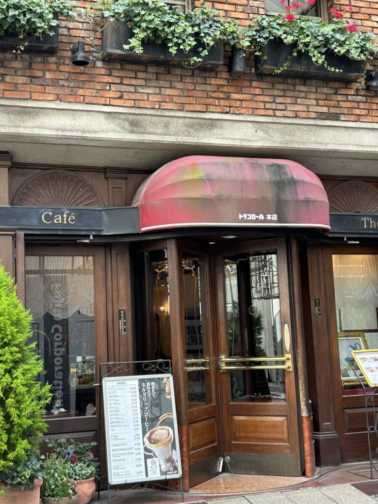 トリコロール本店の回転扉