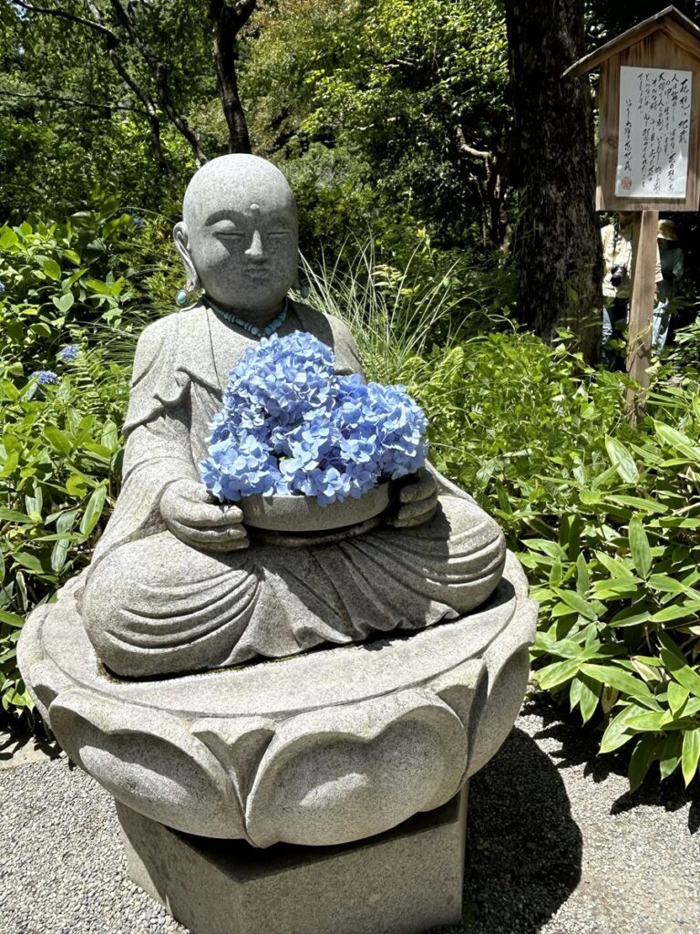 お地蔵さんとあじさい