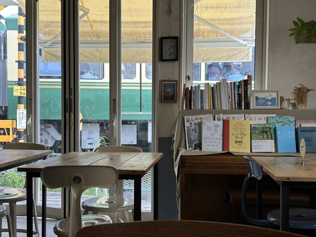 カフェから眺める江ノ電