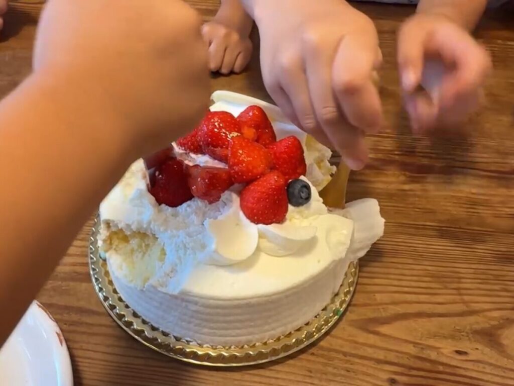 ケーキを食べている風景