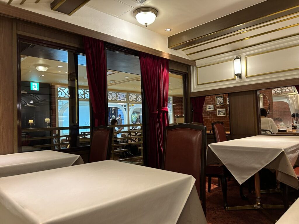 STATION RESTAURANT THE CENTRAL 内観