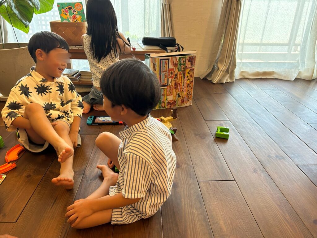 遊ぶ孫たち